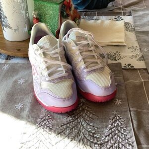 Skechers women’s arch fit pickleball court shoes, size 8.5 hardly worn.